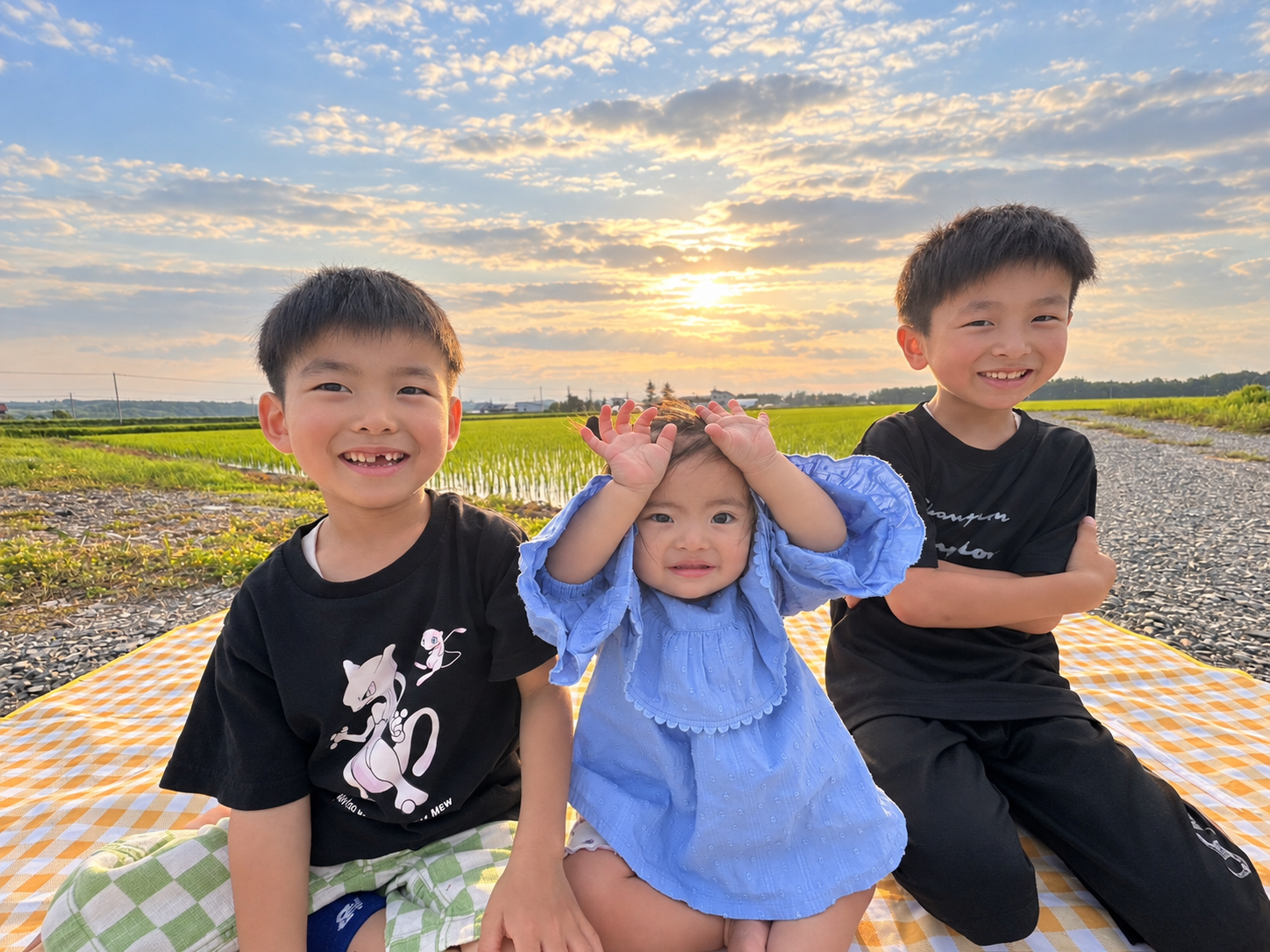 じいちゃんから受け継いだ土と、そこで育っていく子どもたち 。小さなアスパラ屋さんの日々は、家族とともに続いていく。